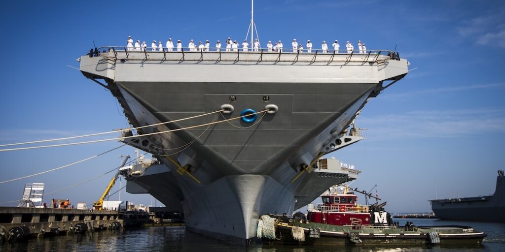 En rysk ubåt "hotar" hangarfartyget USS Gerald R. Ford.