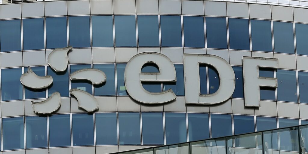 Logotyp för EDF, det statliga franska energibolaget som driver kärnkraftverket i Gravelines. (Foto: Jacques Brinon/TT)
