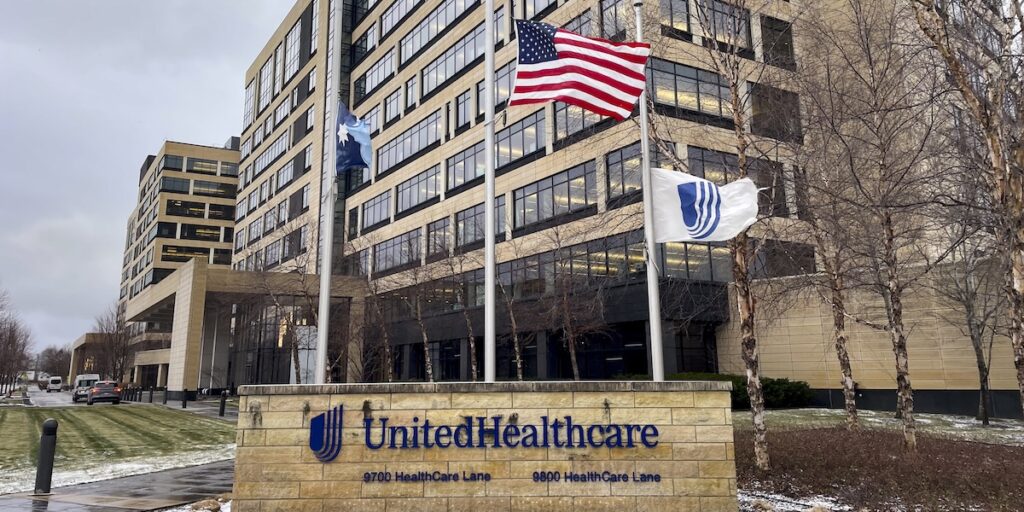 UnitedHealths huvudkontor i Minnetonka, Minnesota, hissade flaggorna på halv stång efter att vd Brian Thompson sköts till döds i New York. Bolaget har samtidigt pressats av stigande sjukvårdskostnader, en federal utredning och en cyberattack, men det hindrade inte Warren Buffett från att investera 1,6 miljarder dollar, vilket fick kursen att rusa. (Foto: Kerem Yücel/TT)