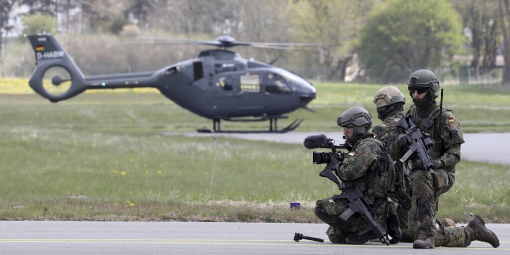 Bundeswehrsoldater under en evakueringsövning. Samtidigt är regeringen splittrad om hur styrkorna ska växa.(Foto: Bernd Wuestneck/TT)