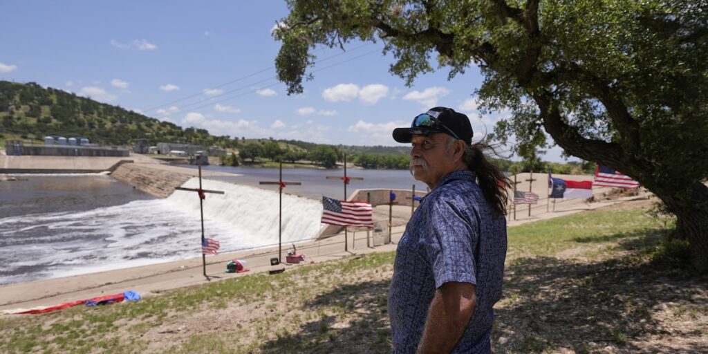 Dödliga översvämningar i Texas har redan satt infrastrukturen under hård press. Nu riskerar även datacenter att stängas ned för att skydda elnätet. (Foto: Gerald Herbert/TT)