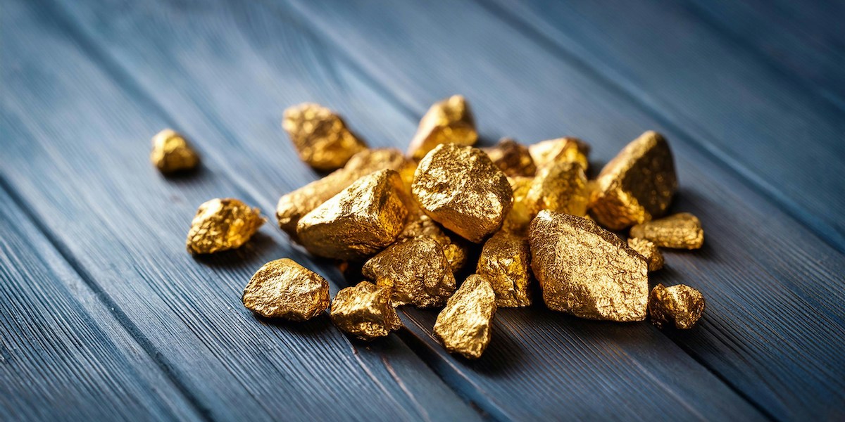 37-åringen bor ovanpå en guldgruva