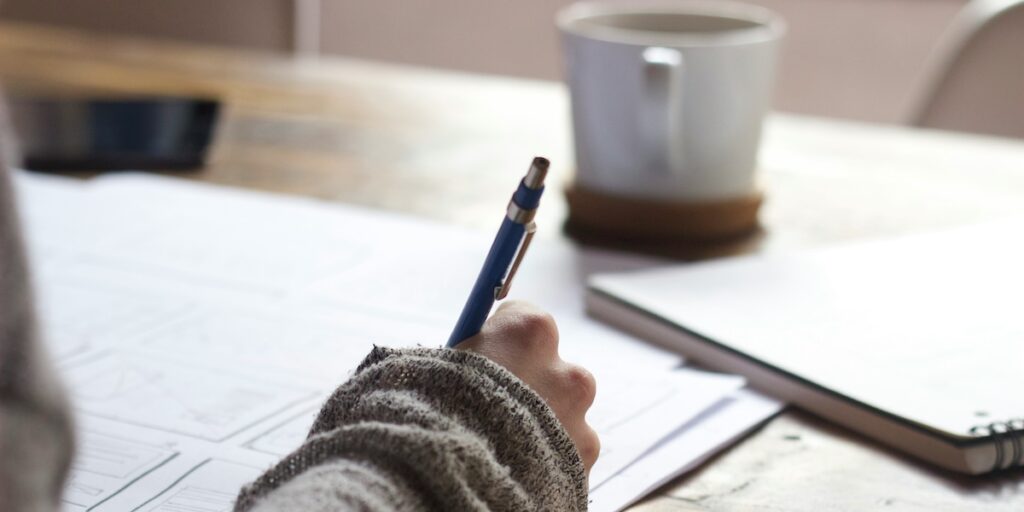 En varierad studieteknik ger bättre resultat än att nöta samma material om och om igen, visar ny forskning från SWPS University. (Foto: Unsplash)