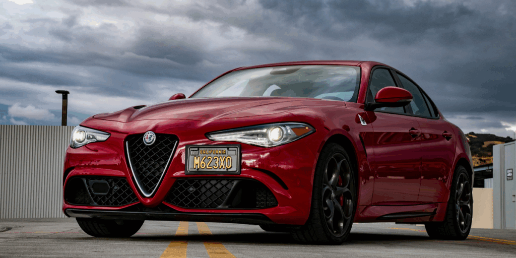 Vad tror ni att en Alfa Romeo säger om sin ägare? (Foto: Tyler Casey on Unsplash)