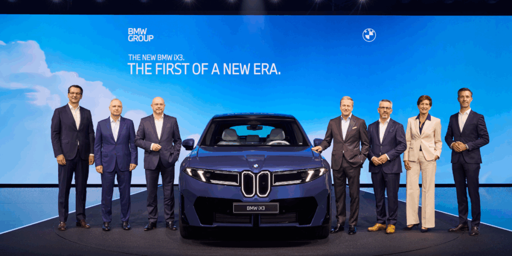 Världspremiär för BMW iX3 (09/2025). Ledningsgruppen för BMW AG stoltserar bredvid sin skönhet. (Foto: BMW)