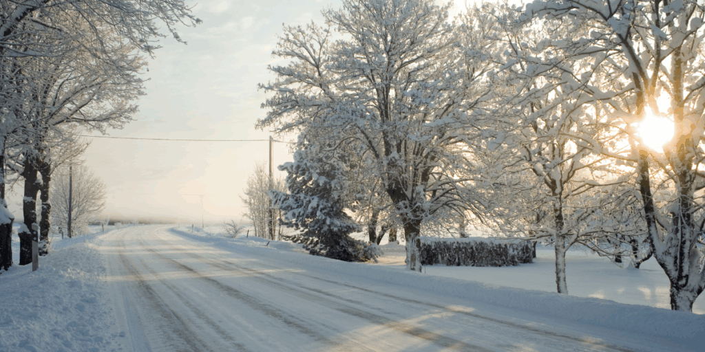 Nu längtar vi efter snöiga vintervägar. (Foto: Canva)