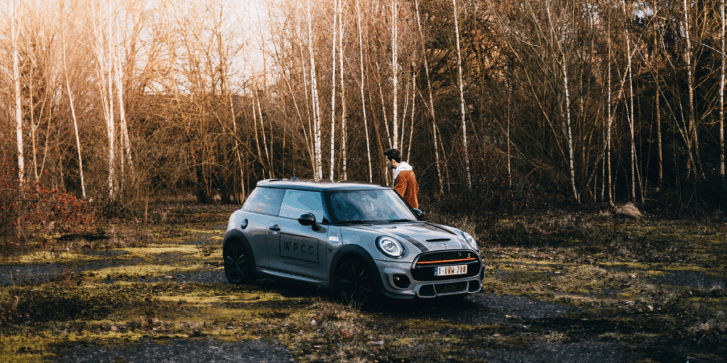 Kör man Mini är man ungdomlig. Man tackar. (Foto: Jonas Denil on Unsplash)