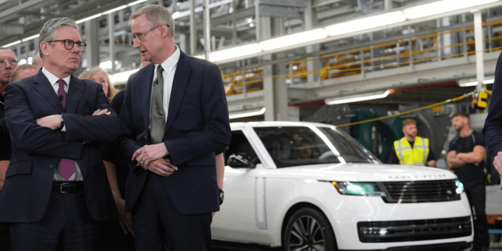 Jaguar Land Rovers vd, Adrian Marvel, till höger, talar med Storbritanniens premiärminister Keir Starmer under ett besök på en Jaguar Land Rover. (Foto: Kirsty Wigglesworth/AP/TT)