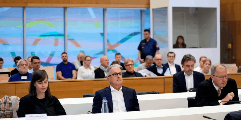 Rupert Stadler, före detta vd för den tyska biltillverkaren Audi, i mitten, sitter i en regional domstol i München, Tyskland, tisdagen den 16 maj 2023. (Foto: Matthias Schrader/AP/TT)