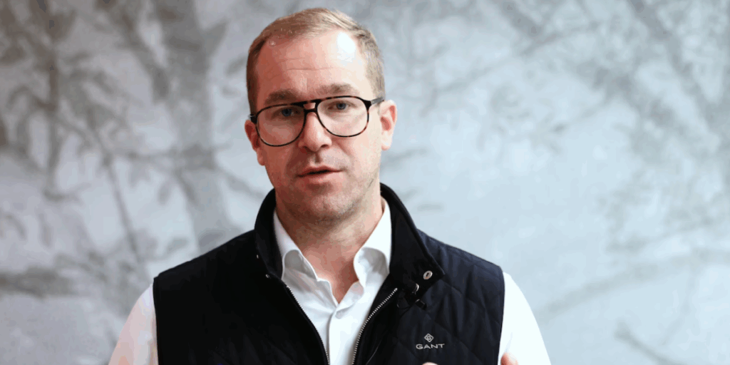 Henrik Westermark, vd för Fiberloop, ser möjligheten att göra båtskrot till en resurs genom bolagets pyrolysteknik. (Foto: Fiberloop)