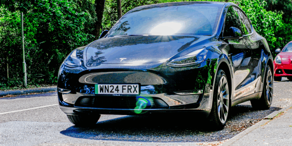 Elbilar går bra, men ännu bättre går hybrider. (Foto: Tom B on Unsplash)
