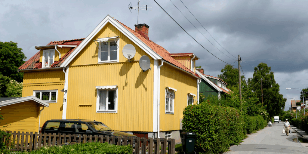 Äldre hus har inte plats för fler än en bil på egen tomt. Det leder till att fler bilar parkerar på gatorna och då med ett eller två däck delvis på grus eller gräs. (Foto: Jan Erik Henriksson/TT)