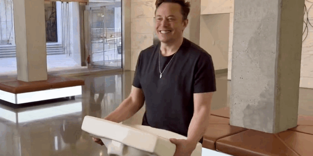 Elon Musk i entrén till Twitter med ett handfat i famnen. (Foto: X @dogedesigner)