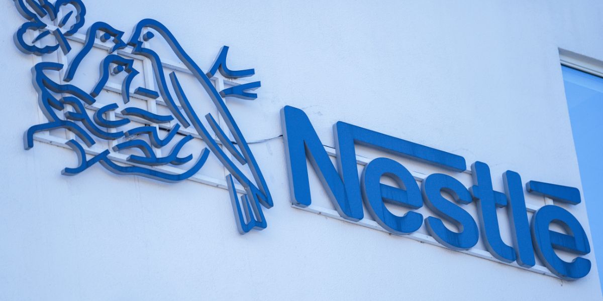 Skandaler och skulder pressar jätten Nestlé