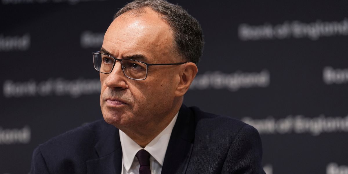 Britterna rör inte räntan: “Inte ur farozonen”