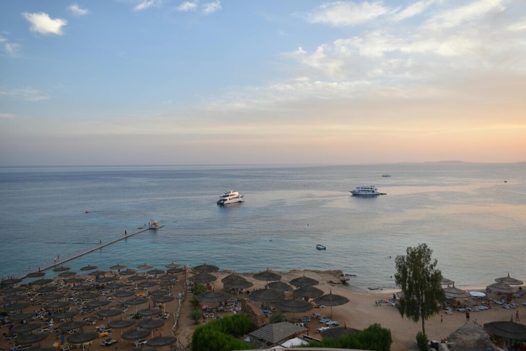 Moderna lyxhotell tar upp allt mer plats på resorter som Sharm El-Sheikh i Egypten.