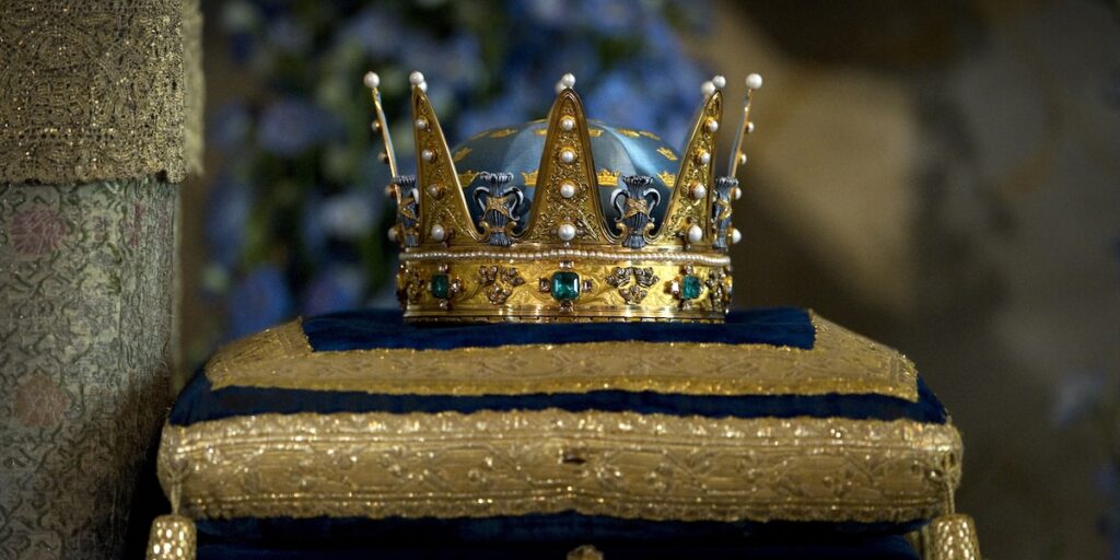 Prins Wilhelms krona från 1902, tillverkad i guld och prydd med pärlor, diamanter och smaragder, ett exempel på hur ädelstenar länge haft kulturell och symbolisk betydelse som statussymboler.(Foto: Janerik Henriksson/TT)