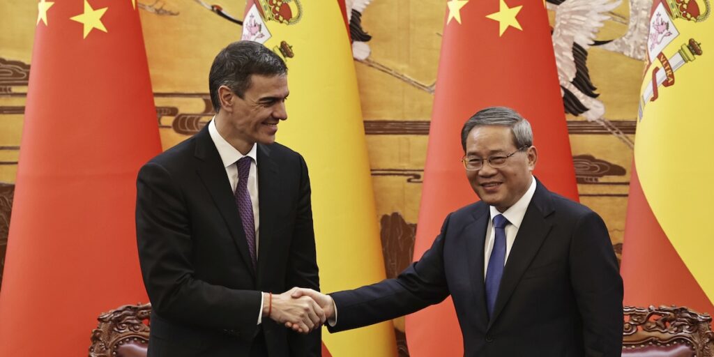 Spaniens premiärminister Pedro Sanchez, här med Kinas premiärminister Li Qiang i Peking tidigare i år, står nu värd för handelssamtalen i Madrid. (Foto: Andres Martinez Casares/Pool Photo via AP/TT)