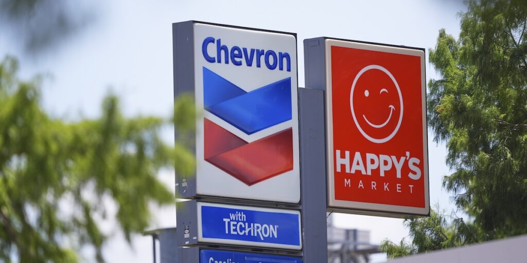 Oljejätten Chevron skär ner efter jätteaffären med Hess. I Permian-regionen väntas omkring 800 jobb ryka när bolaget minskar personalstyrkan med 20 procent. (Foto: AP Photo/LM Otero/TT)