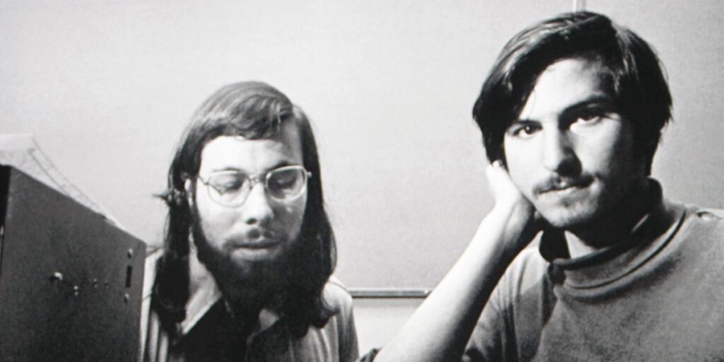Steve Jobs och Steve Wozniak förr i tiden vid början av techjättens resa. (Foto: Paul Sakuma/AP/TT, arkivbild)
