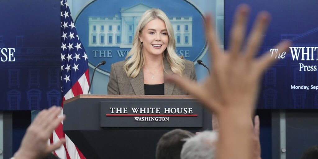 Karoline Leavitt, Vita husets pressekreterare, kommenterade Putins besked om kärnvapenavtalet. (Foto: AP/Mark Schiefelbein/TT) 