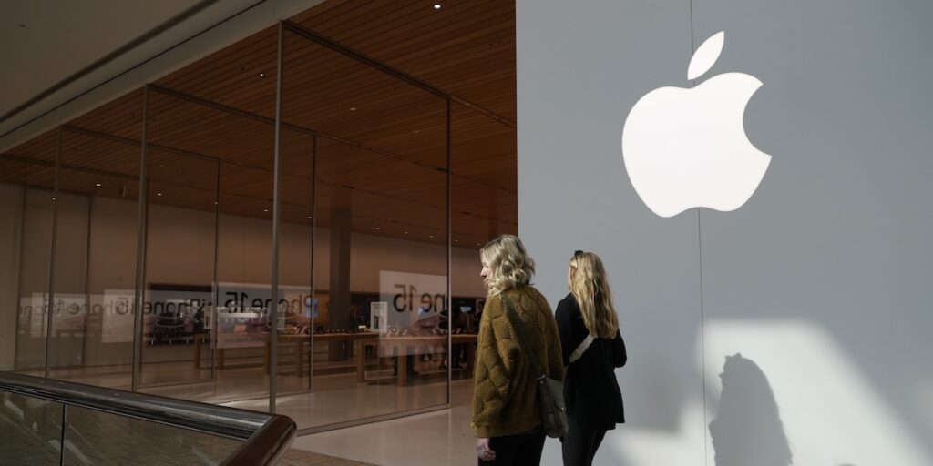 Apple får omkring 20 miljarder dollar per år från Google. (Foto: AP Photo/Brittany Peterson/TT)