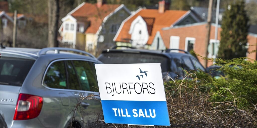 Utbudet är ovanligt stort samtidigt som priserna står still, ett läge som kan gynna långsiktiga köpare, enligt mäklare. (