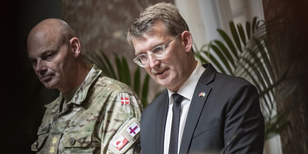Danmarks försvarsminister Troels Lund Poulsen, till höger, undre en pressträff på onsdagen.