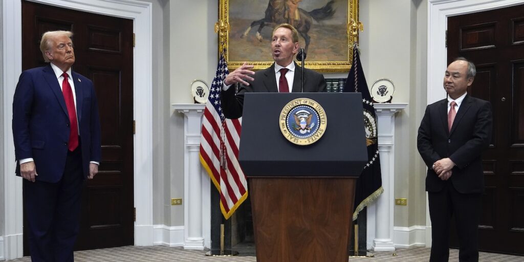 Larry Ellison tillsammans med Donald Trump vid en presskonferens i Vita huset. Trump har kallat Ellison "en fantastisk man och en fantastisk affärsman" och gett sitt stöd till att Oracle köper TikTok. (Foto: AP Photo/Julia Demaree Nikhinson/TT)