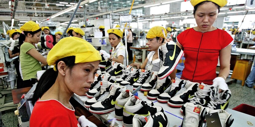 Arbetare i Ho Chi Minh City färdigställer sportskor vid Nikes fabrik. (Foto: AP Photo/Richard Vogel)