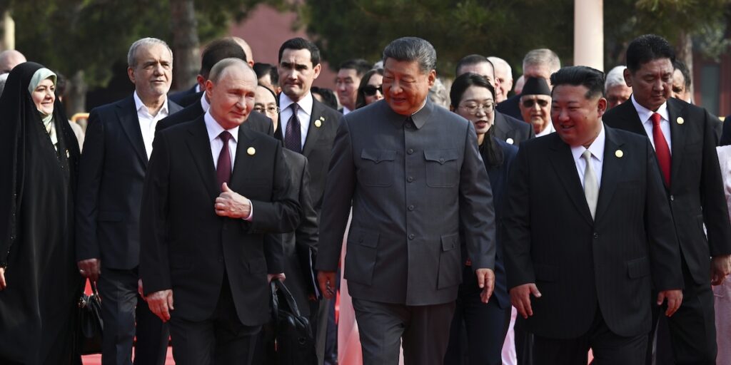 Putin, Xi Jinping och Kim Jong-Un inför militärparaden i Peking den 3 september 2025. Foto: Sergei Bobylev/AP