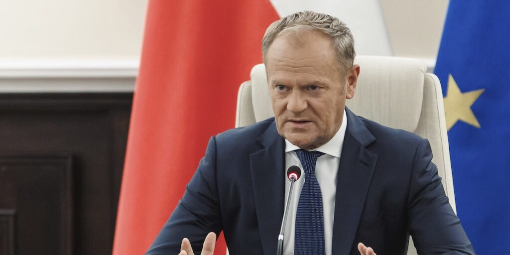 Polens premiärminister Donald Tusk samlade regering, militär och räddningstjänst till krismöte i Warszawa efter nattens ryska drönarintrång. (Foto: AP/TT)