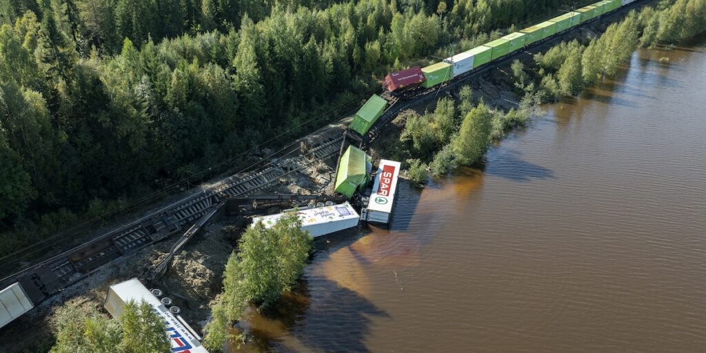 Urspårade tåg efter skyfallet, flera vagnar vid sidan av rälsen vid Stugusjön i Skorped, väster om Örnsköldsvik. (Foto: Mats Andersson / TT)