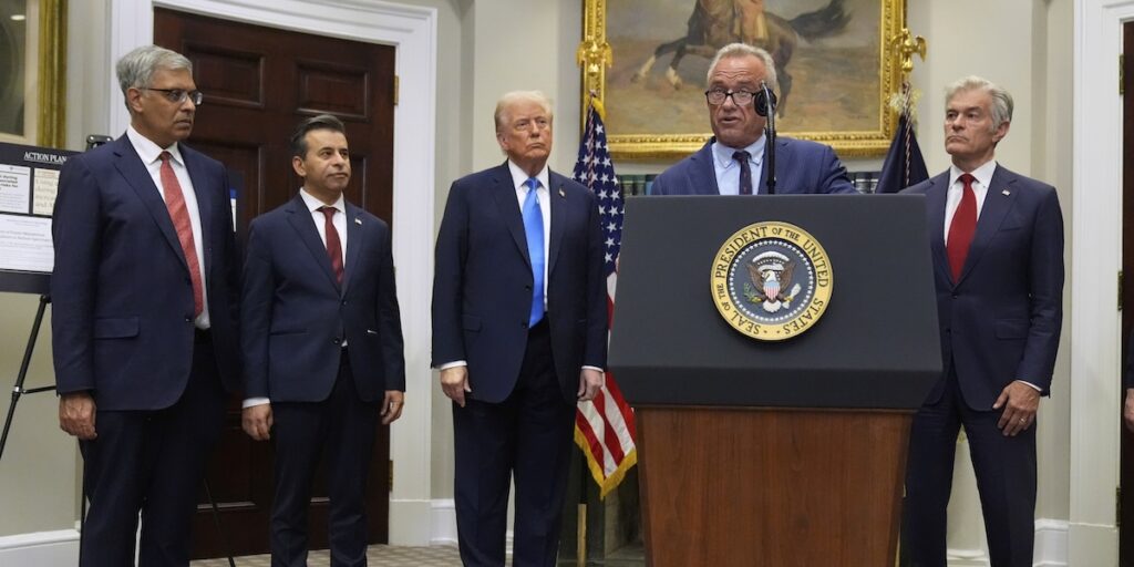 Robert F. Kennedy Jr. talar i Vita huset om paracetamol och autism, med Donald Trump, Jay Bhattacharya, Marty Makary och Mehmet Oz närvarande.(