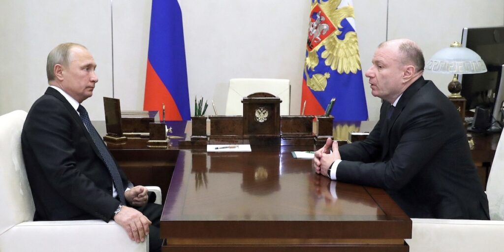 President Vladimir Putin i möte med Norilsk Nickels vd Vladimir Potanin, som står bakom bolaget kopplat till kryphålet för ryskt nickel in i EU. (Foto: Mikhail Klimentyev/Sputnik, Kremlin/ AP/TT)