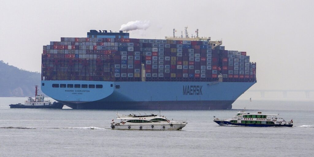 Containerfartyg i kinesisk hamn. Nu blickar Kina mot Arktis för snabbare väg till Europa. (Foto: AP/Andy Wong)