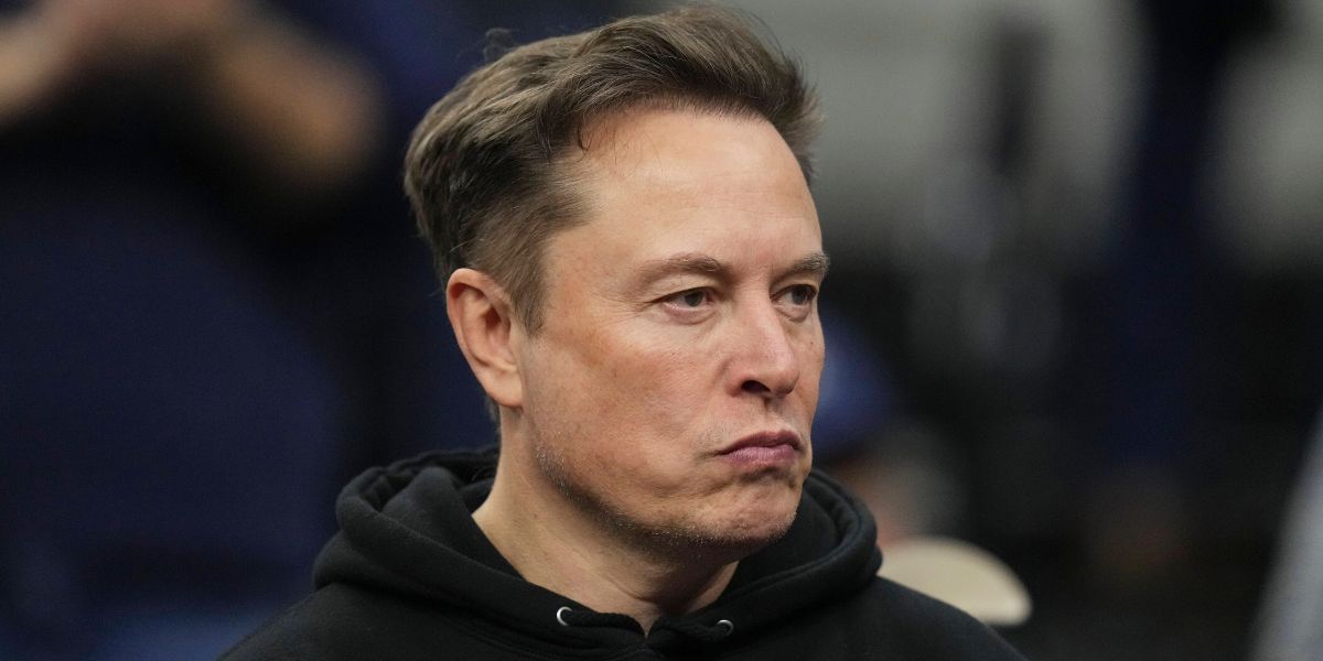 Elon Musk köper stor post aktier i Tesla