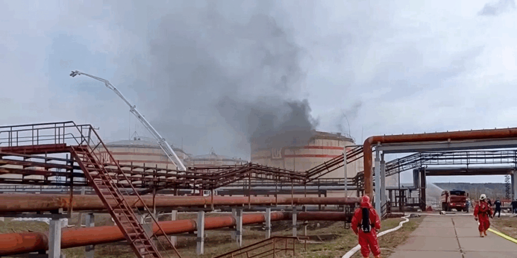 Sedan krigets början har attacker mot rysk energiinfrastruktur varit en central del av Ukrainas strategi. Med en ständigt växande förmåga att slå långt bakom gränsen ökar trycket på Moskva. (Foto: AP / TT)