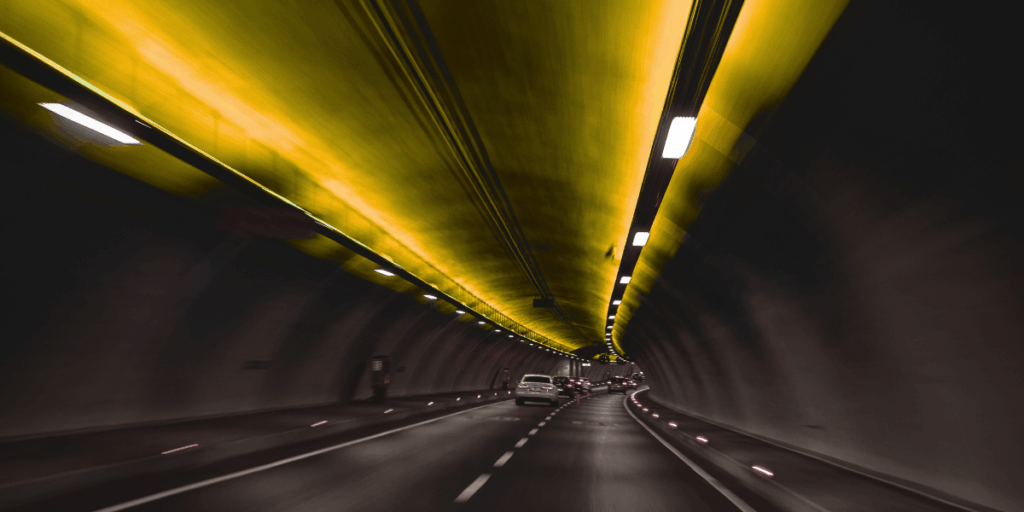 Tunneln mellan Ryssland och USA skulle bli mer än fyra gånger så lång som den norska "Lærdalstunnelen", världens i dag längsta biltunnel på drygt 24 kilometer. (Bild: Canva)