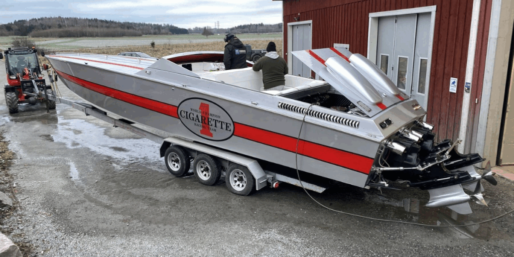 Du får släpet på köpet. (Foto: Bilweb Auctions)