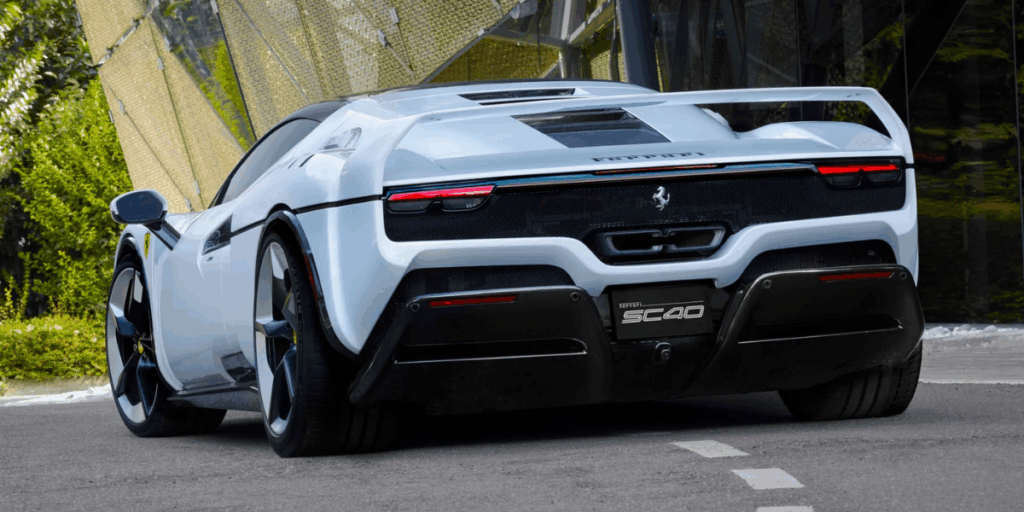 Kunden som beställt denna har valt en unik vit färg som tydligen ska vara klockren. (Foto: Ferrari)