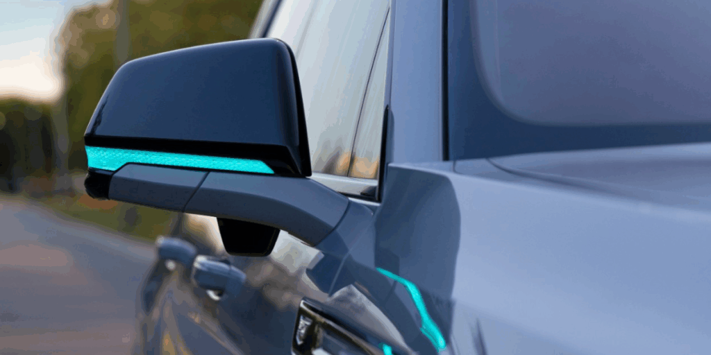 Den turkosa lampan ska vara det som signalerar till andra trafikanter att bilen kör av sig själv. (Foto: GM)
