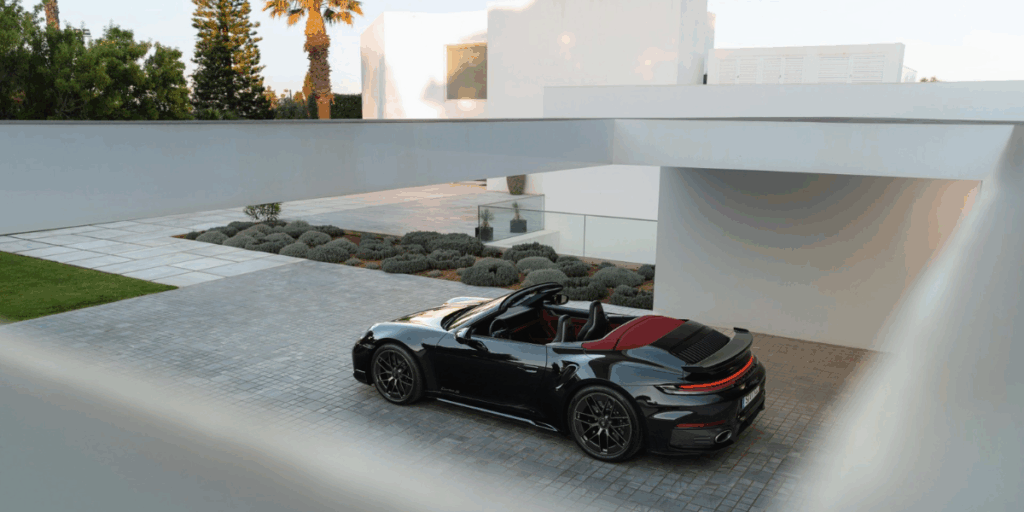 Bilen anses vara lika bra på soliga sommarvägar som snöiga alpvägar. En riktig vardagsbil. (Foto: Porsche)