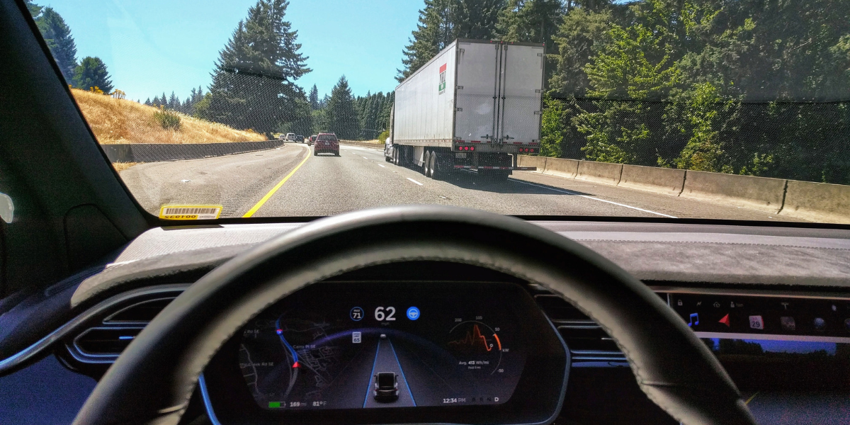 Teslas självkörning ifrågasätts – genialt eller livsfarligt experiment?