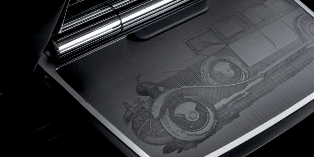 Otroligt vackra dekorationer pryder bilen. (Foto: Rolls-Royce)