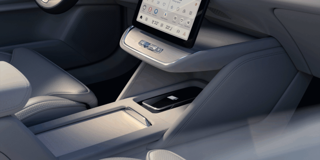 Trådlös laddning och förvaringsmöjligheter. (Foto: Volvo)
