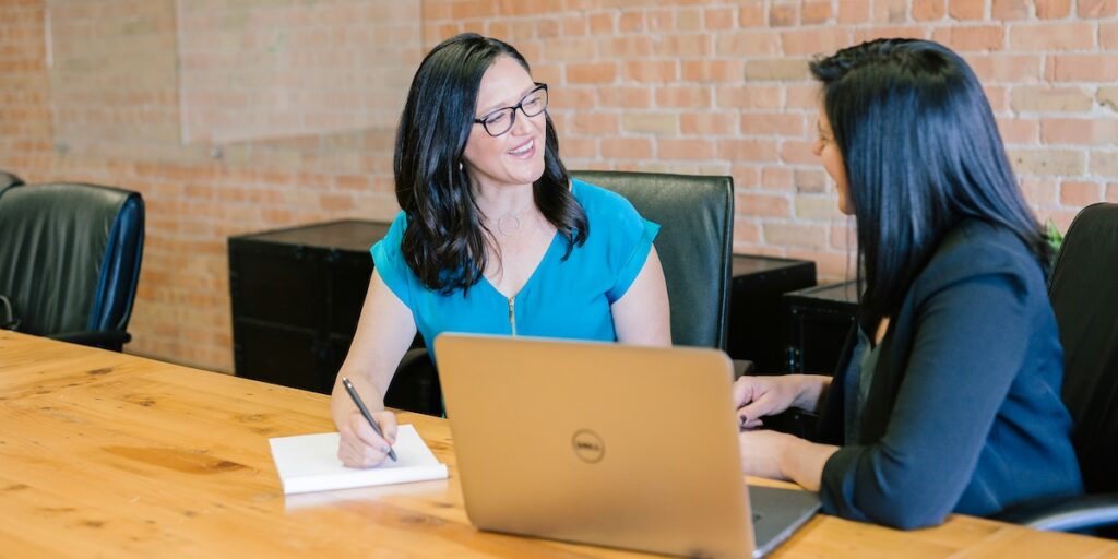 Handledare inom Rusta och Matcha ska stötta deltagarna på vägen mot arbete eller studier. Hittills har över sju miljarder kronor betalats ut inom satsningen. (Foto: Unsplash)
