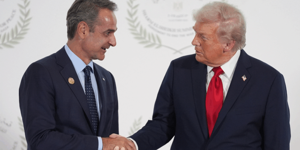 Greklands premiärminister Kyriakos Mitsotakis skakar hand med Donald Trump vid ett möte i Sharm Al-Sheik i oktober. (Foto:Evan Vucci/AP/TT)