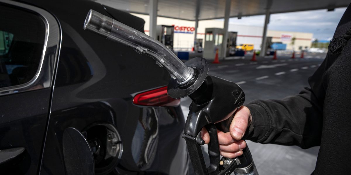 Oljepriset faller och guldet stabiliseras