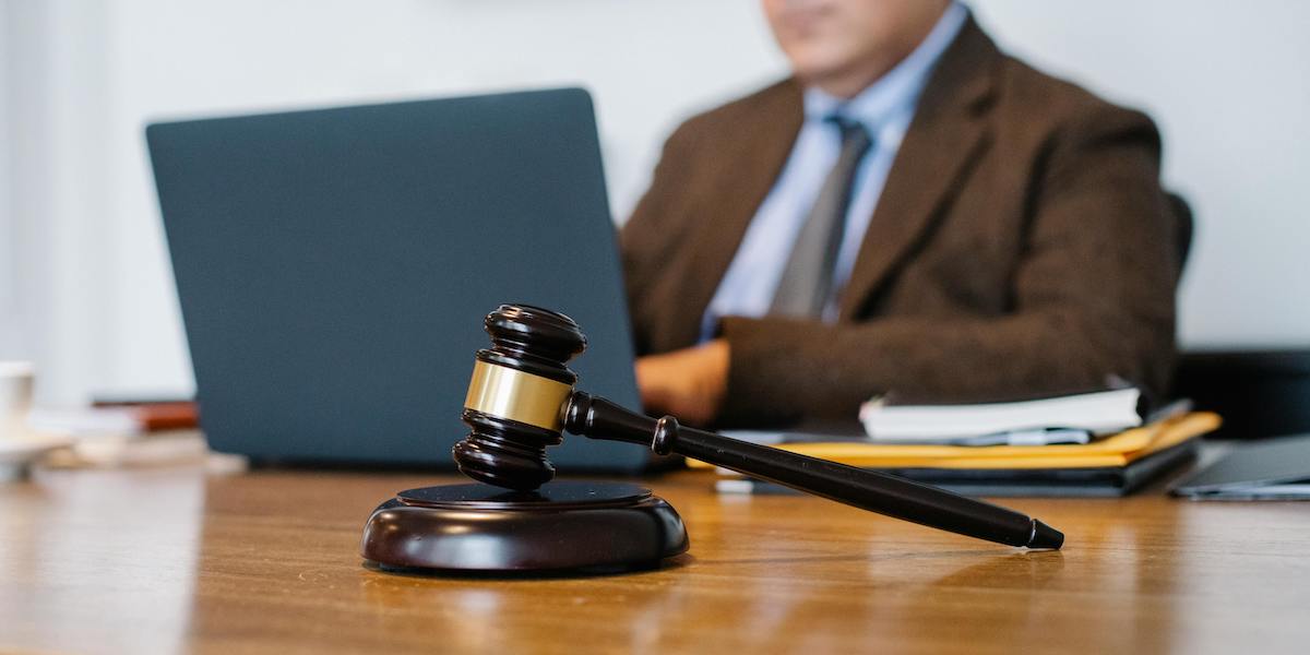 Advokat häktad – misstänks för grovt insiderbrott